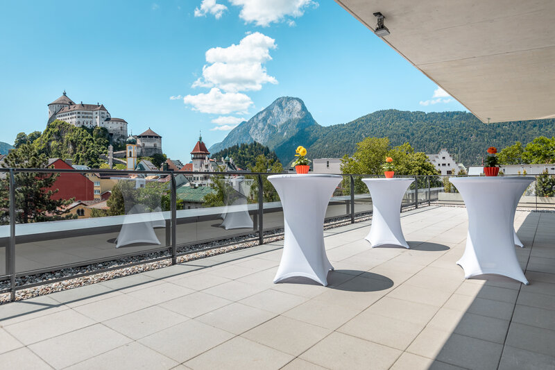 Terrasse der Hochschule mit Blick auf die Festung Kufstein und den Pendling an einem sonnigen Tag
